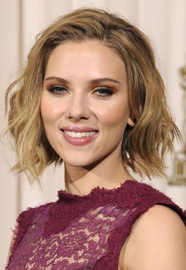 scarlett johansson haircut oscars 2011. Mila Kunis Scarlett Johansson