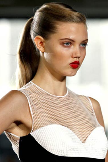 Give a glamorous twist to your ponytail creating a chic quiff. Ponytail