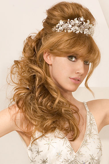 Best Wedding Hairstyles for Round Faces Source