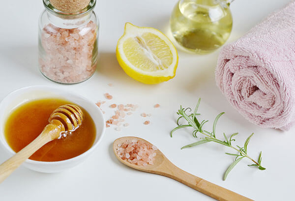 Honey With Lemon Scrub To Remove Blackheads